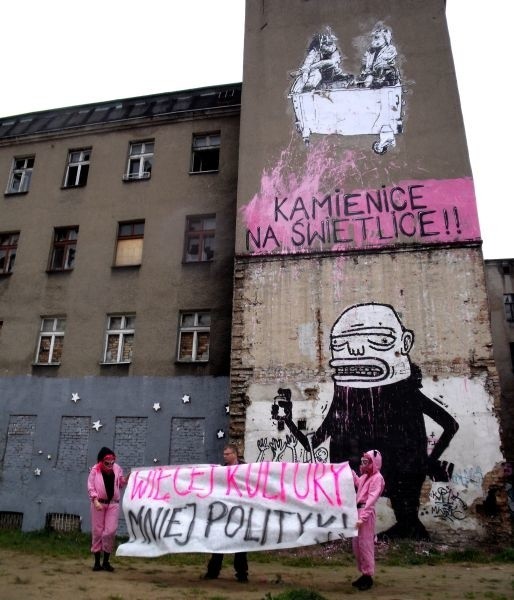 Podczas konferencji pojawiły się rozkochane w Szczecinie artystki alternatywne Glam Rury, z transparentem: Więcej kultury &#8211; Mniej polityki.