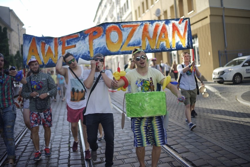 Studenci przejęli władzę w mieście. Zabawa trwa