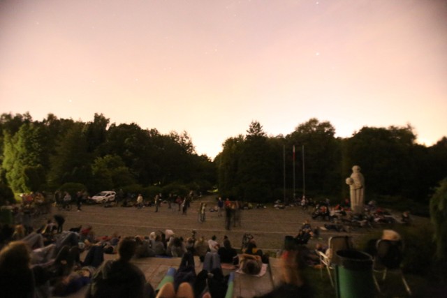 Noc spadających gwiazd w 2017 roku przed Planetarium Śląskim