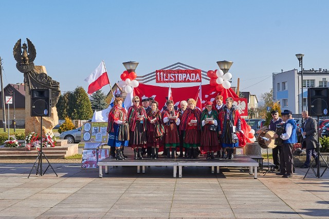 Wspaniałą oprawę miały obchody 103 rocznicy odzyskania niepodległości przez Polskę w gminie Miedziana Góra. W uroczystościach wzięli udział mieszkańcy i przedstawiciele władz. Biało-czerwone święto zachwyciło wszystkich. W czwartek, 11 listopada mieszkańcy miasta i gminy Miedziana Góra uroczyście świętowali Dzień Niepodległości. Było złożenie wiązanek kwiatów i zapalenie zniczy przed pomnikiem bohaterów, przemówienia dotyczące dawnej i obecnej historii oraz występy artystyczne. Przy pięknej pogodzie świętowano 103 rocznicę odzyskania niepodległości przez Polskę.      Zobaczcie na kolejnych slajdach dzień Niepodległości 2021 w Miedzianej Górze