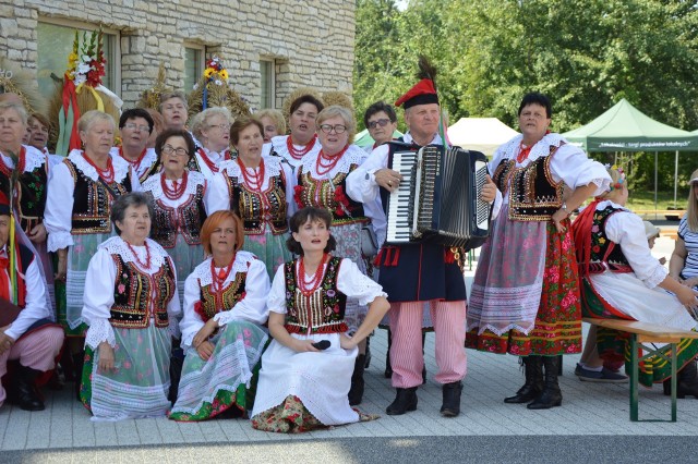 Małe dożynki na Wielkowiejskim Targu z tradycyjnymi wieńcami, przyśpiewkami i degustacja potraw regionalnych