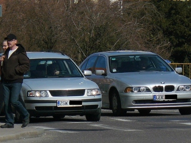 Z lewej, przed przejściem dla pieszych, auto na polskich tablicach. Z prawej &#8211; na niemieckich. Od razu widać, kto świeci.