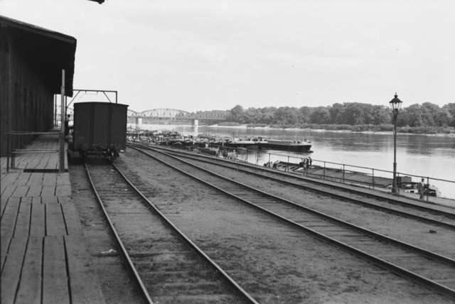 Kolej nabrzeżna i magazyny w Toruniu. W lipcu 1903 roku zalewane były dwa razy. Później stały się bardziej bezpieczne, dzięki przebudowie nabrzeża