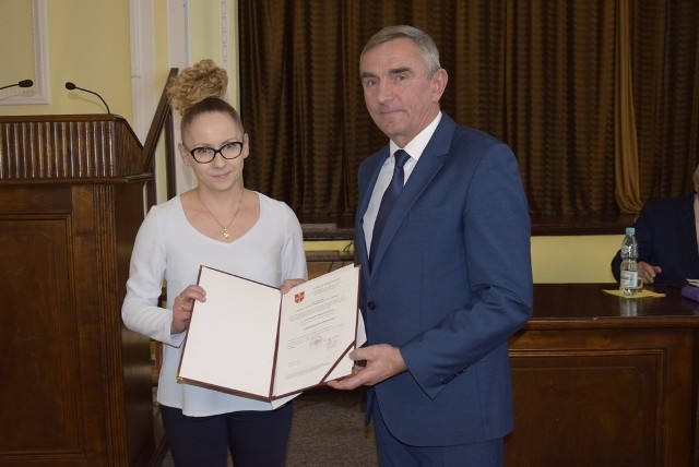 Odbyła się druga sesja Rady Powiatu Skierniewickiego. Ustalono składy komisji rady i wybrano ich przewodniczących oraz ustalono wysokość wynagrodzenia starosty. Starosta wręczył również tytuł nauczyciela dyplomowanego Monice Jacak.