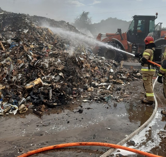 2,5 godziny trwała akcja gaszenia pożaru śmieci w Rybniku-Boguszowicach