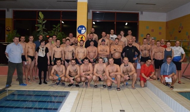 W pierwszej nocnej sztafecie pływackiej na barcińskim basenie wystartowało 36 zawodników