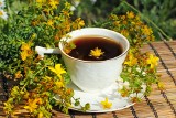 Dziurawiec zwyczajny – właściwości, działanie i zastosowanie. Jak stosować ziele dziurawca: herbata, tabletki, nalewka czy olej?