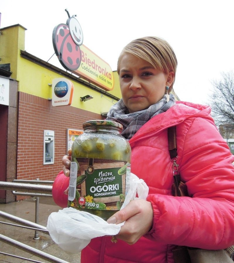 Ogórki z robakami pani Magdalena kupiła w łódzkiej Biedronce