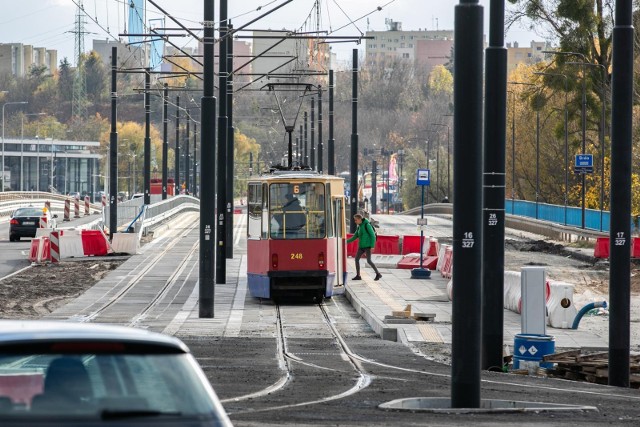 W poniedziałek (6 listopada) pierwsze tramwaje z pasażerami przejeżdżały nowym mostem nad Brdą.