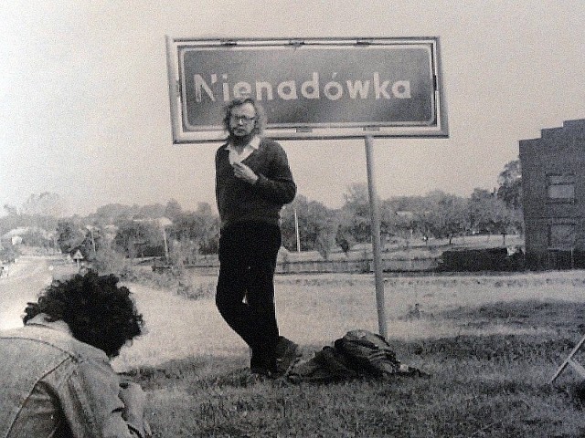 Grotowski przez całe życie wspominał Nienadówkę. Wymowy i pisowni nazwy wioski swego dzieciństwa uczył Amerykanów i Francuzów (kadr z filmu "With Jerzy Grotowski. Nienadówka 1980.&#8221;)