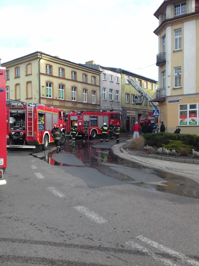 W piątek rano przy ulicy Koszalińskiej w Karlinie pali się strop poddasze budynku mieszkalnego. Na miejscu jest straż pożarna. Zobacz także: Ćwiczenia Straży Pożarnej przy przystani Koszałka