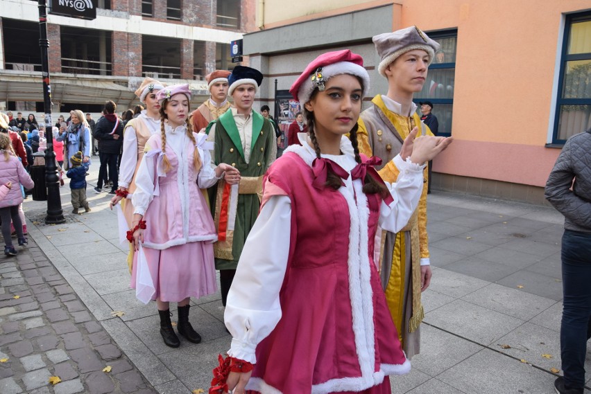 800 uczniów szkół średnich, podstawowych i przedszkolaków...