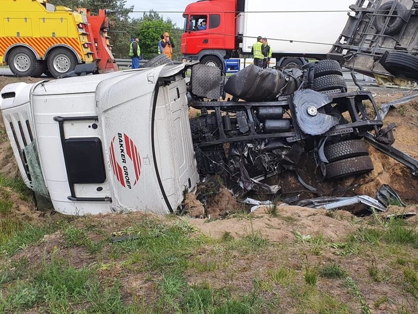 Do groźnie wyglądającego wypadku doszło w sobotę rano (30...