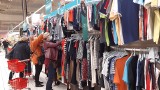 Auchan w Katowicach sprzedaje markowe używane ubrania. Jest Zara, Pimkie, M&S, Vero Moda. Zobaczcie