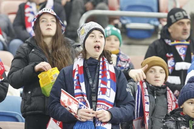 Kibice Górnika Zabrze ponieśli zespół do zwycięstwa nad Wartą Poznań.Zobacz kolejne zdjęcia. Przesuwaj zdjęcia w prawo - naciśnij strzałkę lub przycisk NASTĘPNE