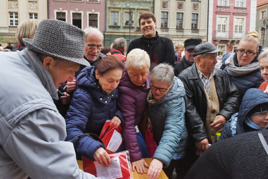 Poznań: Kolejka po flagi Polski na Starym Rynku....