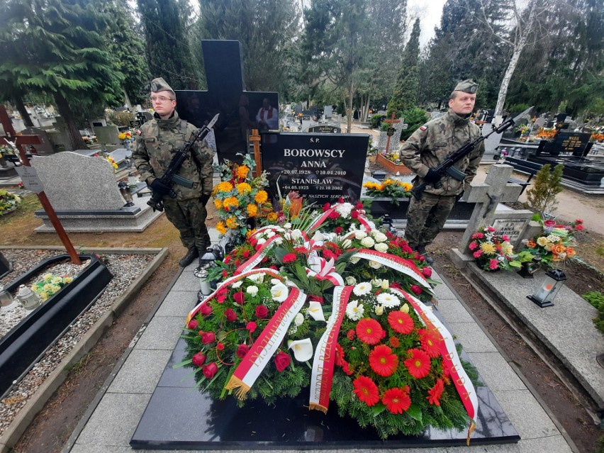 Groby Anny i Bartosza Borowskich znajdują się na cmentarzu...