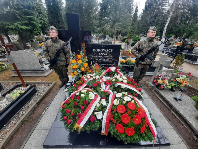 Groby Anny i Bartosza Borowskich znajdują się na cmentarzu komunalnym przy ul. Żwirowej w Gorzowie.