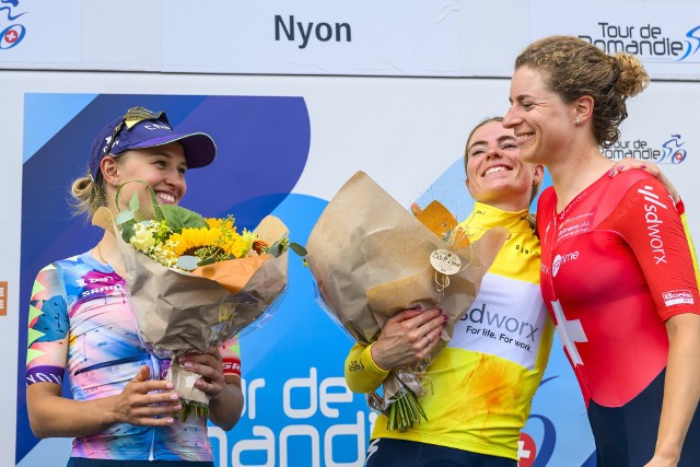 Katarzyna Niewiadoma (z lewej) na podium w Nyonie ze zwyciężczynią Tour de Romandie Demi Vollering z Holandii i Marlen Reusser ze Szwajcarii