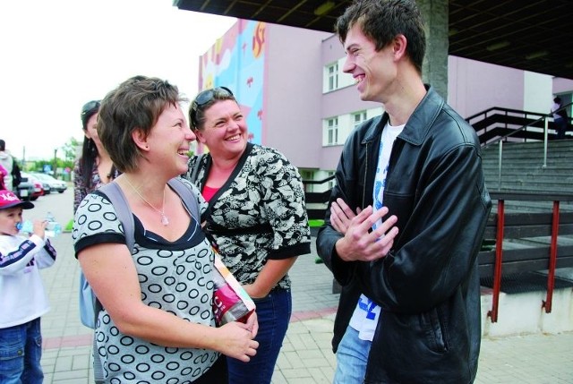 Na zjazd z Białegostoku do Warszawy pojechał m.in. 19-letni Paweł Grześ (chorował na białaczkę). Do autobusu odprowadzała go mama (z lewej).