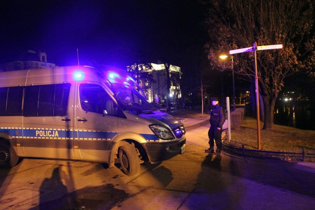 Tajemnicza śmierć 19-latka w Kłodzku, druga osoba trafiła z obrażeniami do szpitala. Zdjęcie ilustracyjne