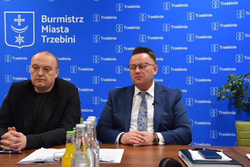 Jarosław Okoczuk, burmistrz Trzebini (po prawej) jest...