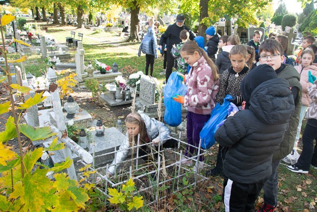 Sprzątanie grobów na żarskim cmentarzu. Uczniowe SP w Żarach przyszli na cmentarza w ramach lekcji wychowawczej