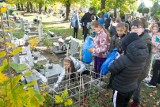 Cmentarz komunalny w Żarach. Mieszkańcy tłumnie sprzątają groby swoich bliskich 