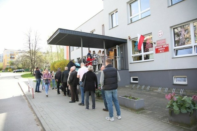 W Kielcach rano przed lokalami wyborczymi ustawiały się kolejki.