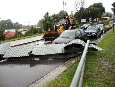 Zerwana wczoraj przez wiatr stalowa konstrukcja omal nie zabiła kierowcy i pasażera jadących ul. Piotra Skargi w Nowym Sączu. Fot. arch. straży miejskiej w Nowym Sączu