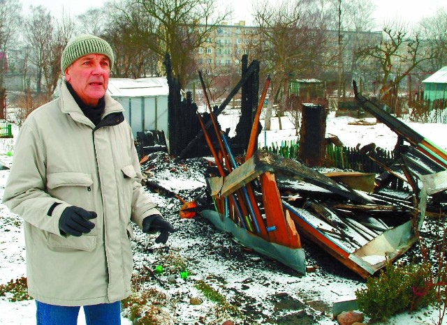 - Z tej altanki zostały tylko zgliszcza. Nie rozumiem, dlaczego wandale nie biorą pod uwagę tego, że dla wielu działkowiczów taki drewniany domek to dorobek wielu lat życia - stwierdza M. Kowalski, prezes Rodzinnych Ogrodów Działkowych "Kolejarz&#8221;.