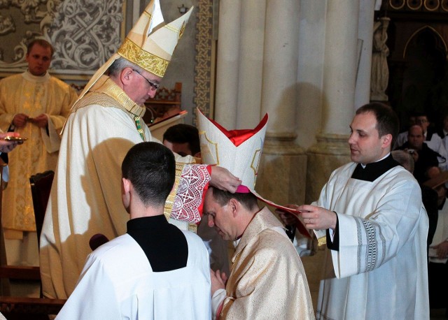 Arcybiskup Celestino  Migliore, Nuncjusz Apostolski w Polsce, główny szafarz święceń  nowowyświęconemu biskupowi Piotrowi nakłada mitrę.