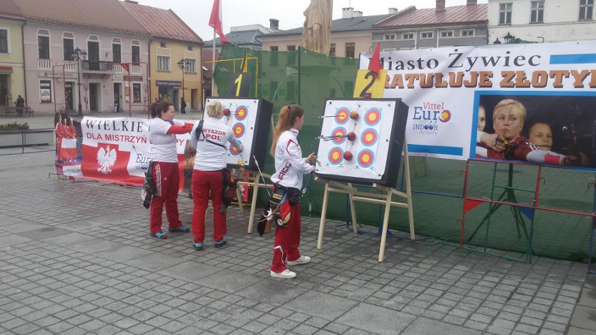 Złote medalistki Halowych Mistrzostw Europy w Łucznictwie powitane na żywieckim rynku ZDJĘCIA
