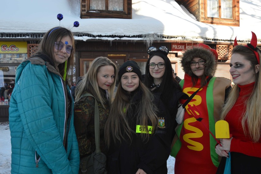 Zakopane. Kilkuset maturzystów zatańczyło poloneza na Krupówkach [ZDJĘCIA]