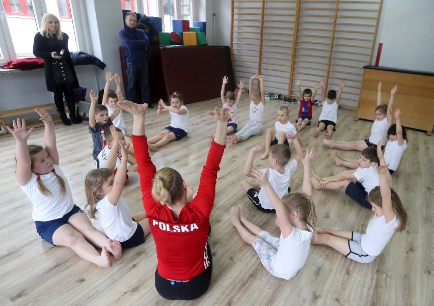 Mistrzowie gimnastyki poprowadzili pokazową lekcję w SP 68 w Szczecinie [ZDJĘCIA, WIDEO]