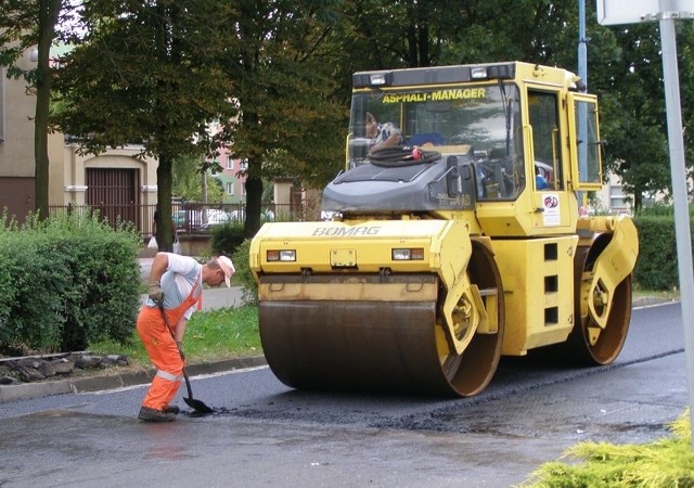 Wczoraj drogowcy wylewali asfalt na części ul. Armii Krajowej, w tym tygodniu mają zakończyć robotę.