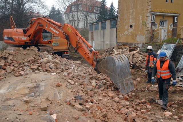 Budynek był bardzo mocno zniszczony. Inwestor uzyskał w końcu zgodę na wyburzenie obiektu.