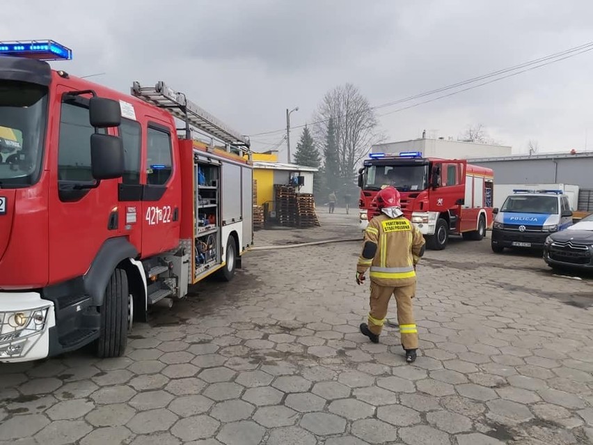 Strażacy z Dębicy gasili pożar ciągnika siodłowego i naczepy na terenie firmy transportowej [ZDJĘCIA]