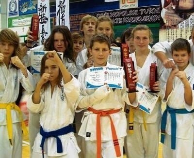 Reprezentacja młodych sądeckich karateków na turnieju w Krośnie FOT. ARCHIWUM NKKK