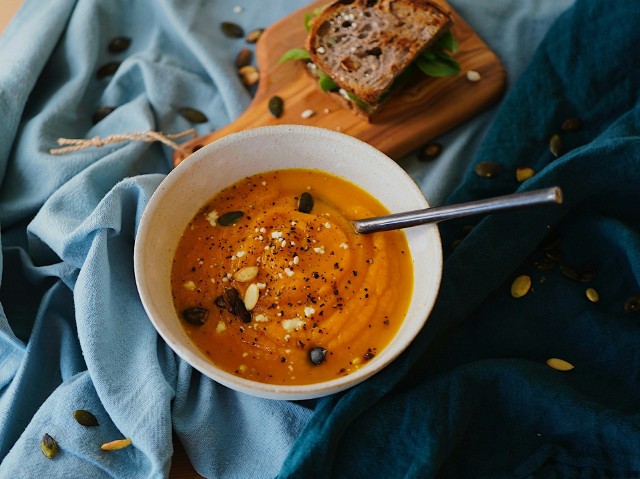 Ugotowanie idealnej zupy to prosta sprawa, jeśli wiemy, jakich błędów nie należy popełniać.Jeśli chcesz, by twoja zupa była smaczna, aromatyczna, sycąca i pożywna, zastosuj te triki ►
