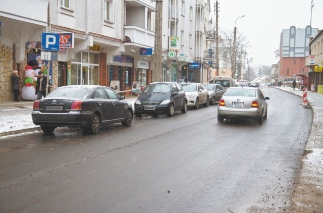 Sznur aut stojących na jezdni to codzienny widok na ulicy Warszawskiej. Szczególnie zastawiona jest rano.