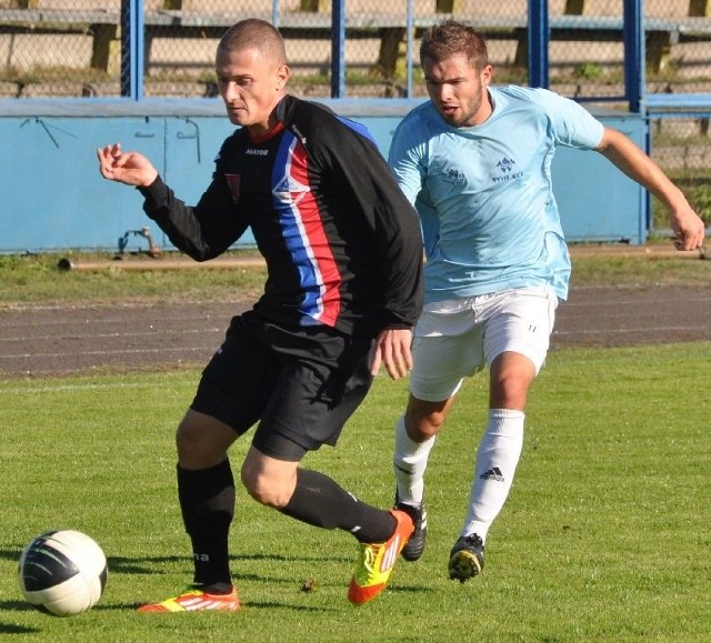Radosław Mikołajek (z lewej) spośród piłkarzy Granatu ma najlepszy patent na bramkarzy Lubania Maniowy. Jak dotąd strzelił im dwa gole.