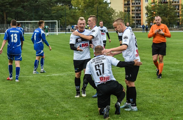 Piłkarze Zawiszy Bydgoszcz  nie zwalniają tempa. W siódmym meczu odnieśli siódme zwycięstwo. Tym razem pokonali Unię Wąbrzeźno 5:1. Łupem bramkowym podzielili się Patryk Kozłowski (2) oraz Paweł Kanik, Artur Cielasiński i Patryk Straszewski. Tradycyjnie nie zawiedli kibice, którzy  dopingowali niebiesko-czarnych.