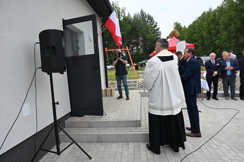 Poświęcenia świetlicy dokonał proboszcz parafii w Kiełczynie...
