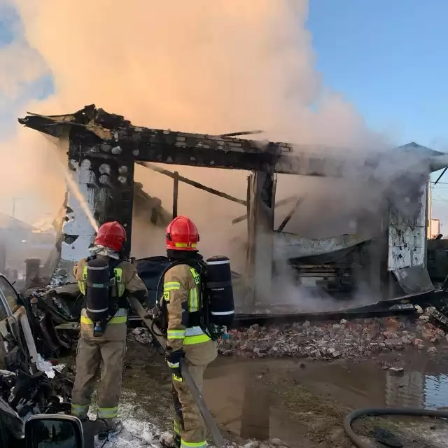 Pożar murowanego garażu w Rykoszynie pod Kielcami. W środku były dwa auta osobowe.