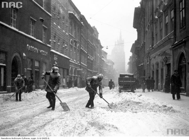 Styczeń 1936. Mężczyźni podczas odśnieżania ulicy Floriańskiej.