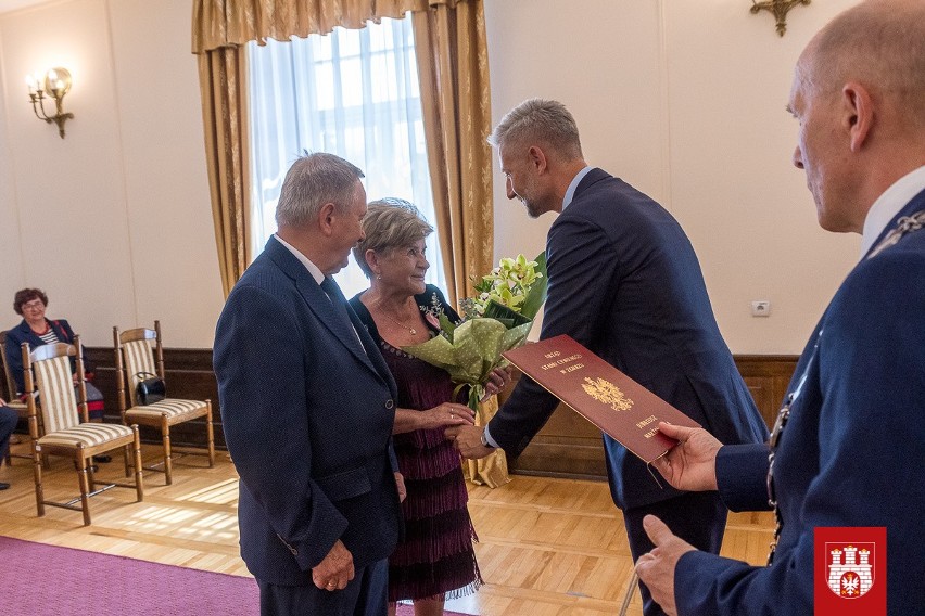 Medale za Długoletnie Pożycie Małżeńskie. Odznaczono 18 par