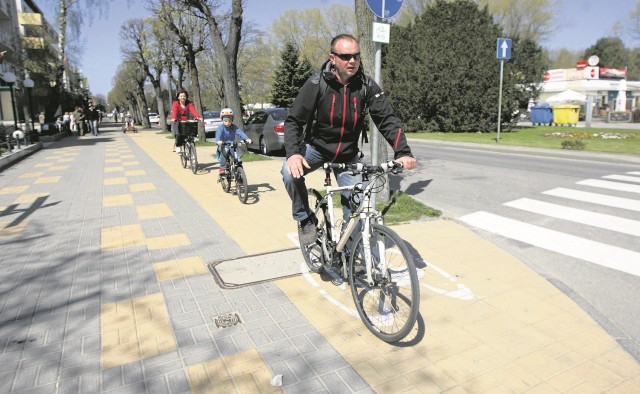 Świnoujście infrastrukturą rowerową stoi. Miasto często chwaliło się mnogością ścieżek i tras rowerowych. Zresztą całkiem słusznie, bo wczasowicze i turyści są rzeczywiście zachwyceni nimi