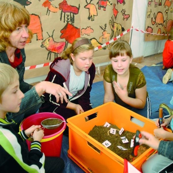 Katarzyna Rusin (na zdj. z lewej ) - archeolog z Muzeum Podlaskiego - odpowiada dzieciom na wszystkie pytania związane z jej zawodem