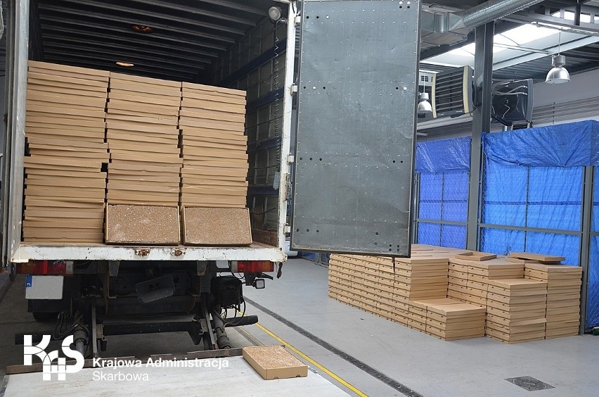 Toruń i region: Ponad milion nielegalnych papierosów w jednej ciężarówce